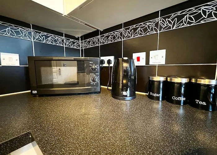 4 Bedroom House For Contractors,Family,Free Parking,Study,Internet In Ipswich