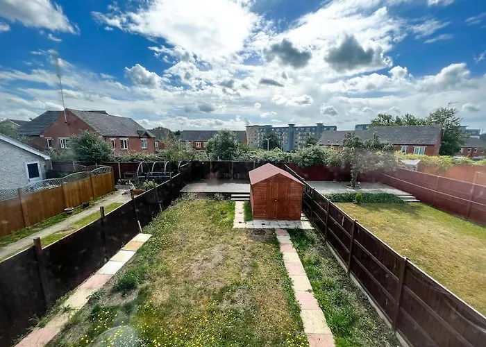 4 Bedroom House For Contractors,Family,Free Parking,Study,Internet In Ipswich