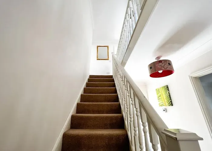 4 Bedroom House For Contractors,Family,Free Parking,Study,Internet In Ipswich
