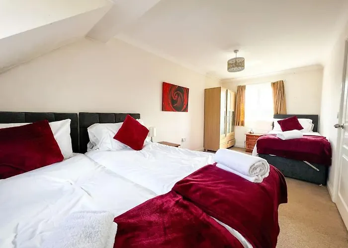 4 Bedroom House For Contractors,Family,Free Parking,Study,Internet In Ipswich