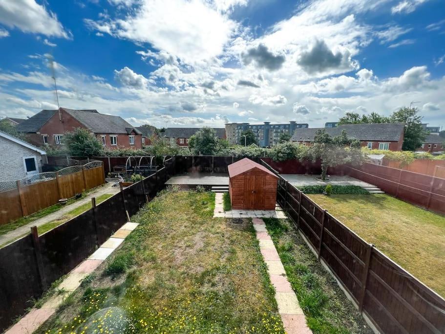 4 Bedroom House For Contractors,family,free Parking,study,internet In Holiday home