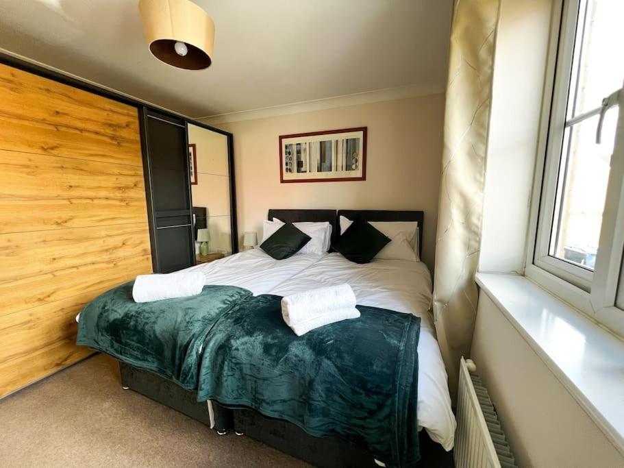 4 Bedroom House For Contractors,family,free Parking,study,internet In Holiday home