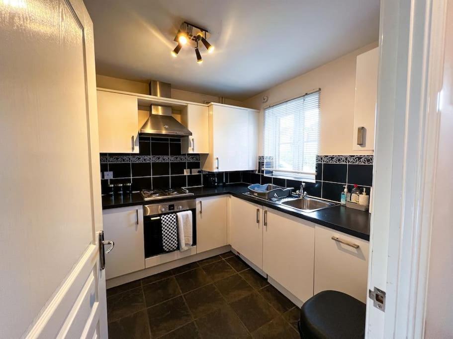 4 Bedroom House For Contractors,family,free Parking,study,internet In Ipswich