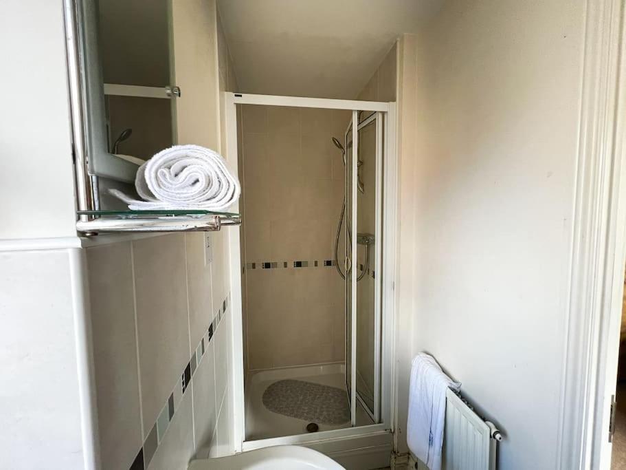4 Bedroom House For Contractors,family,free Parking,study,internet In *