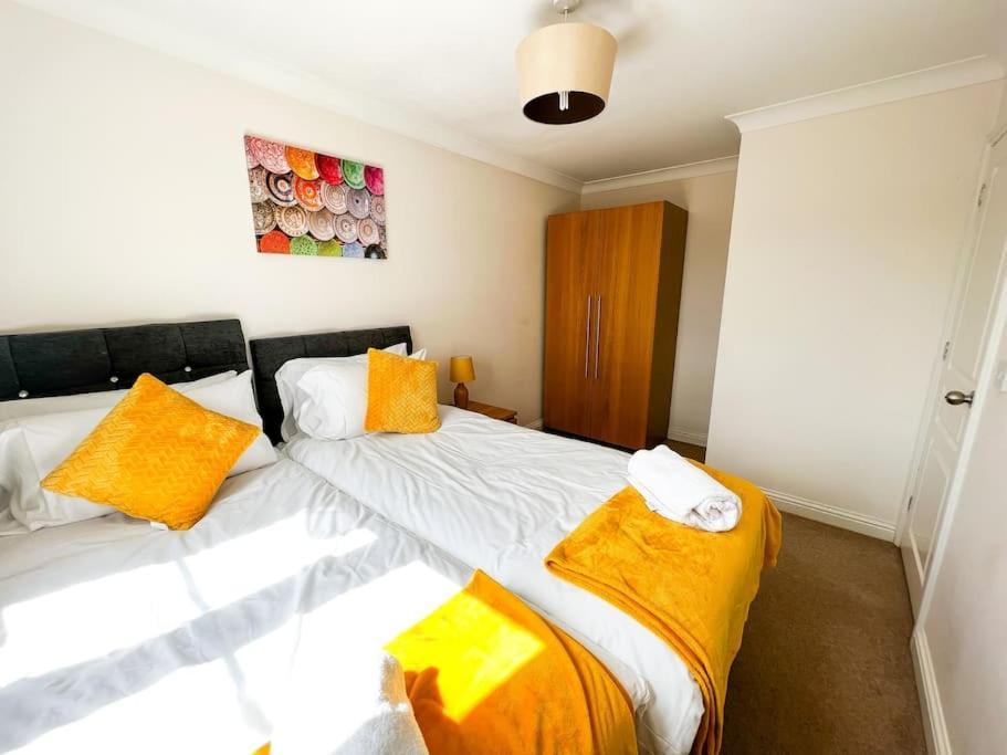4 Bedroom House For Contractors,family,free Parking,study,internet In * Ipswich