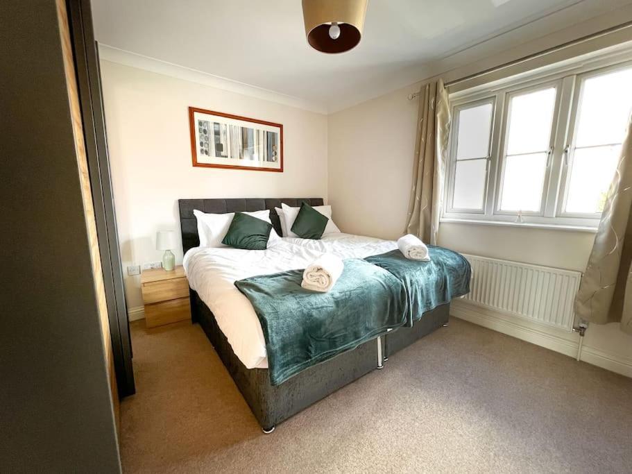 Holiday home 4 Bedroom House For Contractors,family,free Parking,study,internet In *