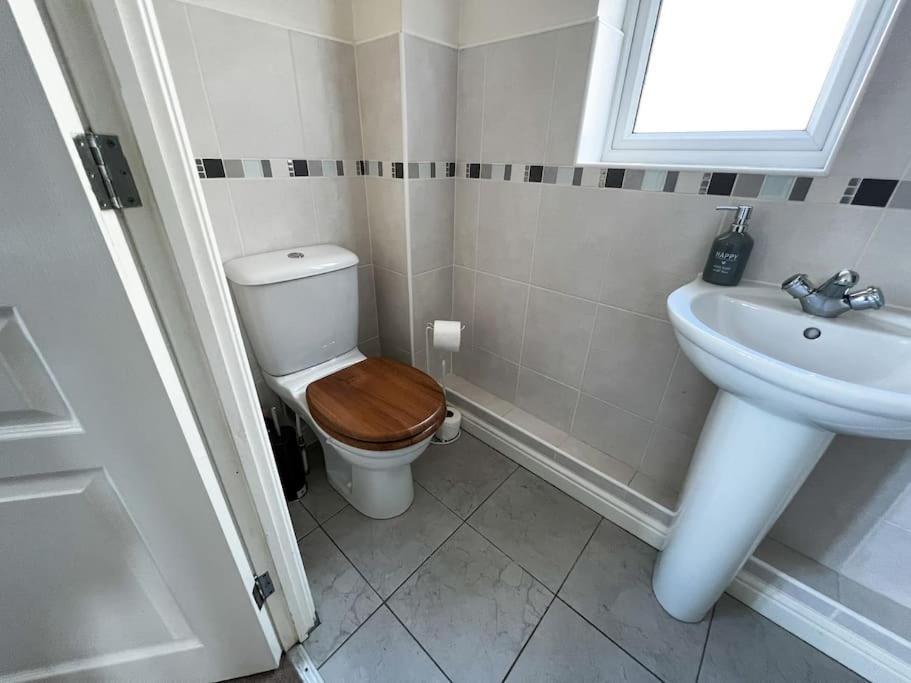 4 Bedroom House For Contractors,family,free Parking,study,internet In Holiday home *