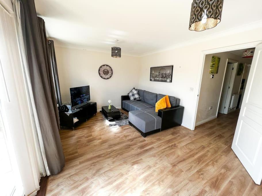 4 Bedroom House For Contractors,family,free Parking,study,internet In Ipswich