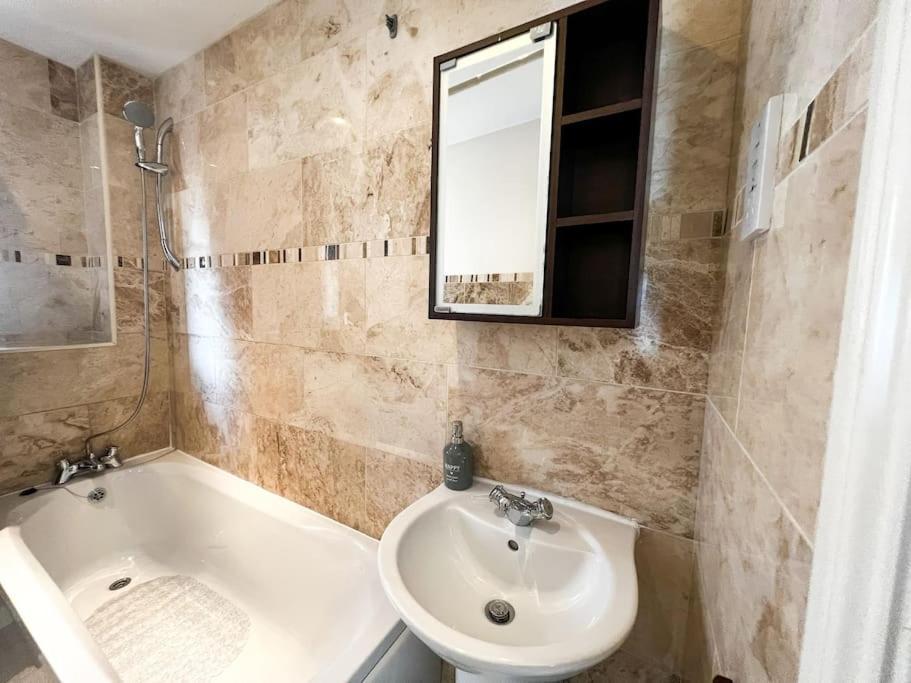 4 Bedroom House For Contractors,family,free Parking,study,internet In