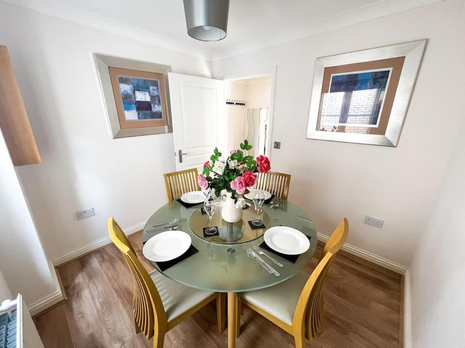 4 Bedroom House For Contractors,family,free Parking,study,internet In